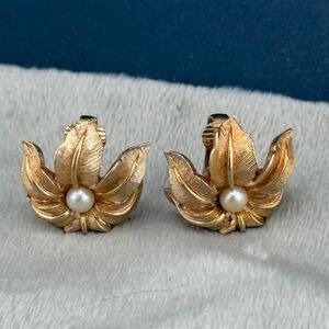Vintage Boucher Clip On Earrings Flower Faux Pearl Gold Tone‎